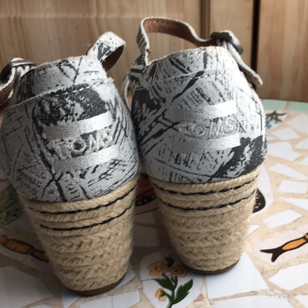 NWT Tom’s leather platform wedge